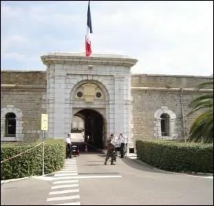 Quel personnage fut emprisonn en 1847, avec sa famille pendant quelques mois au Fort Lamalgue de Toulon ?