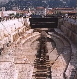 Comment appelle-t-on ces bassins, servant  l'entretien et  la rparation des coques de navires, Toulon en possdant 11 datant de plus de 2 sicles ?