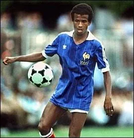 Quel footbaleur international franais, milieu de terrain fin et technique fit ses premiers pas en championnat de France au Sporting Club de Toulon en 1975 ?