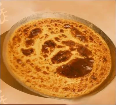 Quelle farine utilise-t-on pour confectionner la   Cade toulonnaise   , grande et fine galette ronde cuite sur des plaques dans un four  Pizza ?