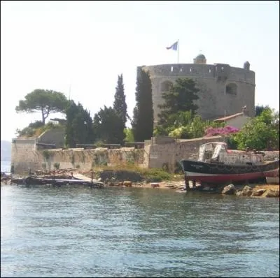 Construite en 1636 sous Richelieu, cette tour  canons fut rige dans le but de protger des intrusions la rade de Toulon ... .