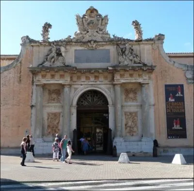 Situ place Monsenergue, la Porte Monumentale de l'Arsenal construit de 1736  1738 d'aprs les plans d'un matre sculpteur du roi Louis XV est de nos jours la porte d'entre ... .