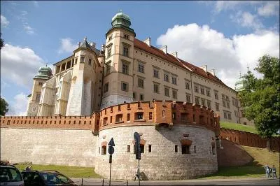 En 1163, la ville se dote d'une charte pour les affaires de la cit et  Cracovie (Pologne), le chteau royal du Wawel abrite la plus importante et la plus prcieuse collection de ... . fabriques ici