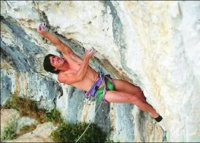 Alpiniste franais, mort en essayant de gravir dans les Alpes les 82 sommets de plus de 4000 m en trois mois :