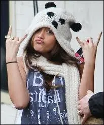 Avec quel boy cette fille est-elle sortie ?