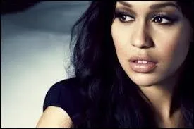 Comment s'appelle cette femme ?