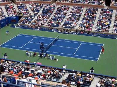 Arthur Ashe est le nom du central de l'US Open. Où se joue le dernier tournoi du Grand Chelem ?