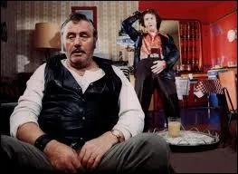 Quelle est l'activit quotidienne favorite de Jo, le pre de la famille, jou avec brio par Victor Lanoux ?