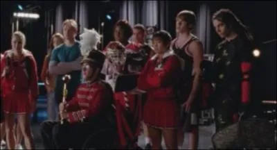 Saison 4 pisode 9 : Suite a la fin des New Directions, que fait Blaine en remplacement ?