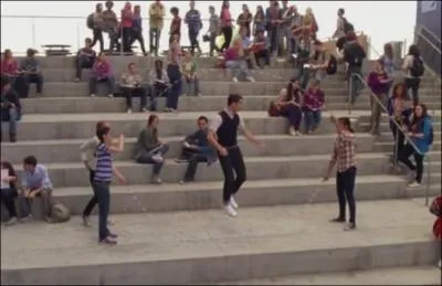 Saison 4 pisode 1 : quelle chanson Blaine chante-t-il  Kurt pour son dpart  New York ?