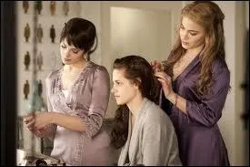 Qui accompagne Bella pour son mariage dans le chapitre 4 ?