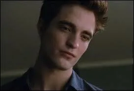 De quelle couleur sont les yeux d'Edward quand il s'inquite pour Bella lors de son accouchement dans le chapitre 4 ?