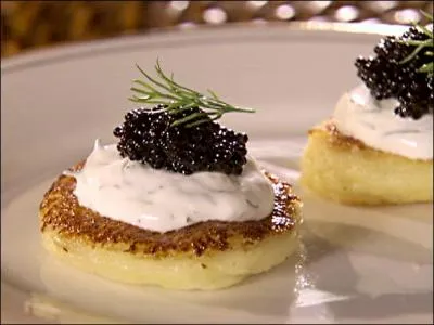 Les amateurs de caviar aiment le dguster accompagn d'un blini. Un autre aliment beaucoup moins cher a galement leur faveur. Lequel ?