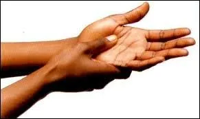  Tu vas en prendre une, toi  : quels doigts vont accompagner cette menace ?