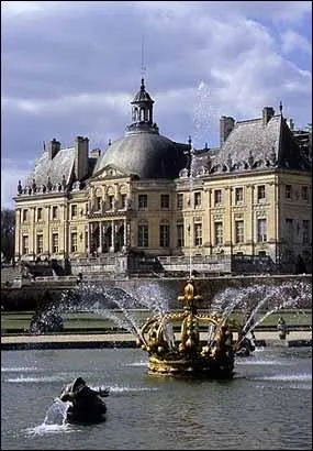 Nous sommes dans les jardins de quel grand chteau franais, pour admirer le bassin  la couronne ?