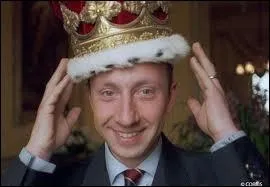 Ce prsentateur est celui spcialis dans les ttes couronnes, Stphane Bern. Il a un privilge particulier qui le rend proche d'Elizabeth II d'Angleterre. De quoi s'agit-il ?