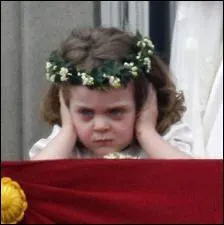 A quel mariage princier assistait cette petite fille couronne de fleurs mais un peu grognon,  cause du bruit des avions ?