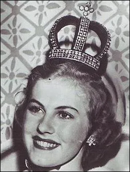 Voici Amii Kuusela couronne Miss Univers en 1952. Elle a l'immense privilge de porter une vritable couronne nuptiale d'une Cour d'Europe. Laquelle ?