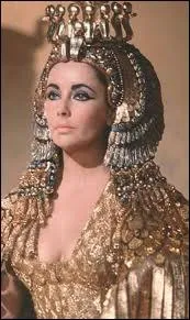 Quelle Reine ainsi couronne fut joue par Elizabeth Taylor ?