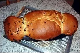 En Belgique et dans le Nord-Pas-de-Calais, pendant la p�riode des f�tes de Saint-Nicolas et de No�l, on d�guste cette viennoiserie appel�e. .