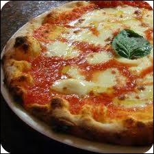 Le ministre italien de l'Agriculture dans un texte paru au  Journal officiel  (2008) a rappel que la vraie pizza napolitaine tait circulaire et ne dpassait pas ... . cm de diamtre.