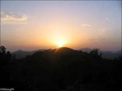 Quand le soleil (... ) sur le plateau Pas un ne manque au rendez-vous.