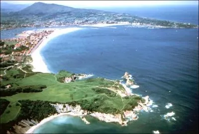Quelle est la particularité de sa plage de sable fin ?