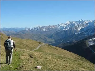 Un sentier de grande randonnée part d'Hendaye pour rejoindre Banyuls-sur-Mer, reliant ainsi l'océan Atlantique et la mer Méditerranée en traversant la chaîne pyrénéenne. Il s'agit du :