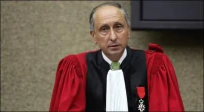 Philippe Courroye a été juge d'instruction dans les affaires de ''l'Angolagate'' et du financement illégal du RPR. Quelle enquête a-t-il ouverte alors qu'il était procureur général à Nanterre ?