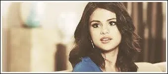 Avec qui Selena restait-elle quand ses parents allaient en cours ?