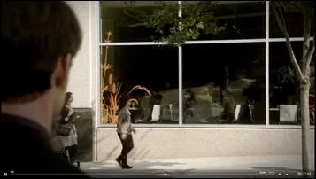 Avec quoi Elijah brise-t-il la vitrine du caf ?