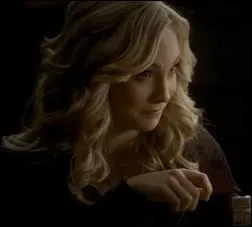 Quelle personne Caroline rappelle-t-elle  Stefan ?