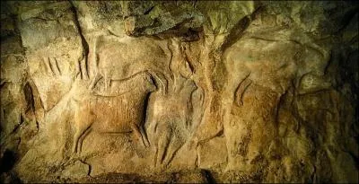 A la limite de trois provinces, les ruines de mon chteau se mirent dans la rivire, au Roc-aux-sorciers, vous admirerez une superbe frise prhistorique, je suis :