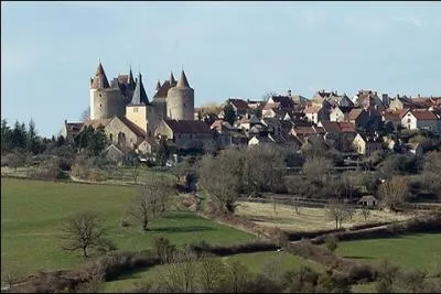 Charroux, petit village de l'Allier vous permet d'admirer deux de ses anciennes portes, celle de l'horloge et celle d'orient, quelle spcialit gastronomique vous sera-t-il possible de dcouvrir ?