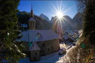 Dans quel dpartement se trouve le superbe bourg de Sixt-Fer--Cheval qui doit son nom  une merveille naturelle, le cirque du Fer--Cheval ?