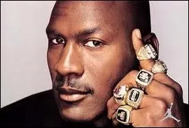 Qui apparat sur la photo de gauche ?