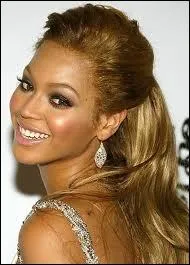 Qui apparat sur la photo de gauche ?