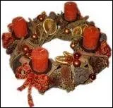 De quoi tait compose la couronne de l'Avent invente en 1839 par un pasteur de Hambourg qui recueillait dans une ferme des enfants trs pauvres qui lui demandaient quand allait enfin arriver Nol ?