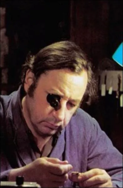 Dans ce film de Bertrand Tavernier, Philippe Noiret est :