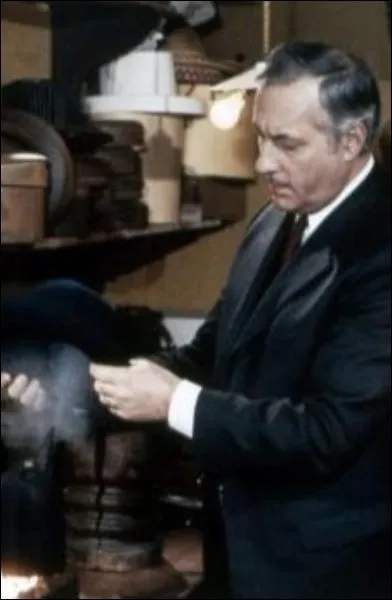 Dans ce film de Claude Chabrol, Michel Serrault est :