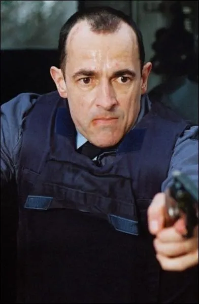 Dans ce film de Nicolas Boukhrief, Albert Dupontel est :