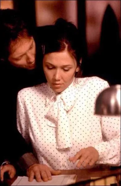 Dans ce film de Steven Shainberg, Maggie Gyllenhaal est :