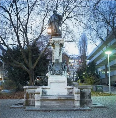 Un primitif schnauzer apparat aux cts d'un veilleur de nuit dans la sculpture Nachwaechter-Brunnen, une fontaine datant de 1620 qui se trouve dans quelle ville allemande ?