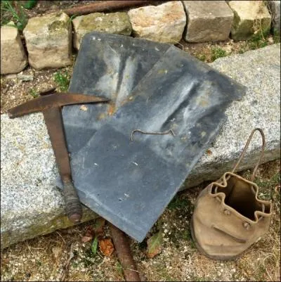 Marteau de couvreur avec une tte et un tranchant. Hachette de tourneur sur bois :