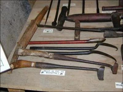 Compas dont l'une des branches est tranchante. Outil employ pour marquer les pices de vin, les bois de charpente :