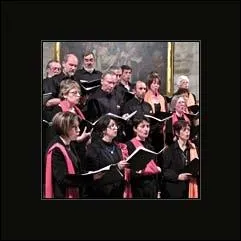 L'ensemble des chanteurs adultes professionnels et enfants qui chantent dans le chur d'une glise :