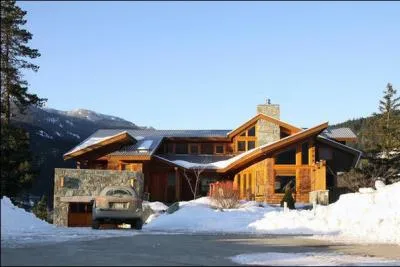 Cette maison est aux...