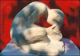 Sculpture se dtachant en relief sur un fond :