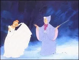 Quelle formule magique la marraine de Cendrillon prononce-t-elle ?