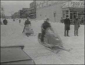 Pendant cette fameuse tempte , les motoneiges assurrent les services d'urgence d'ambulances, un moment extraordinaire dans les rues de Montral. Mais qui inventa ce joujou magnifique ?